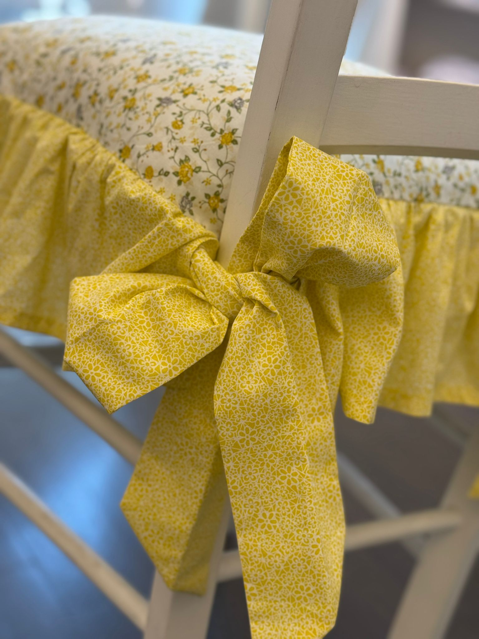 Cuscino da sedia sartoriale in puro cotone giallo con stampa fiorellini - 43x43+14 cm di balza - Il cotone di Nina